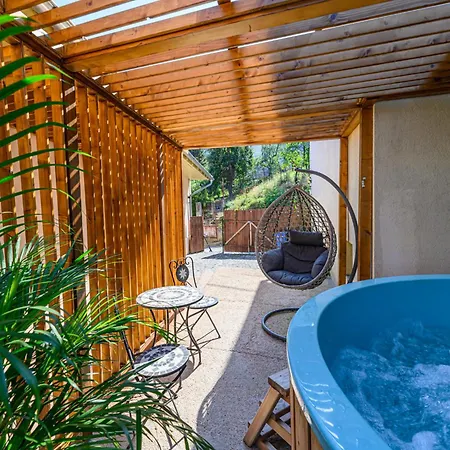 Prázdninový dům Lagom - Hot Tub Hideout Brašov