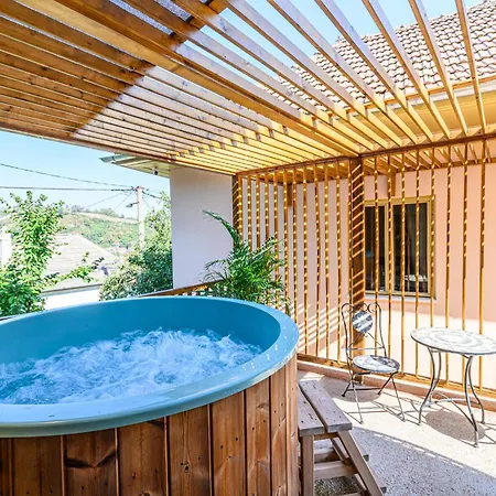 Lagom - Hot Tub Hideout *