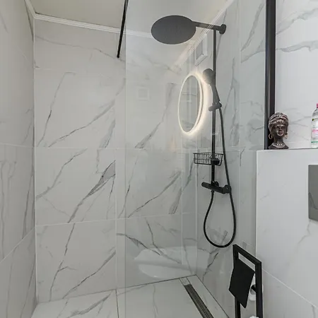 Prázdninový dům Lagom - Hot Tub Hideout Brašov