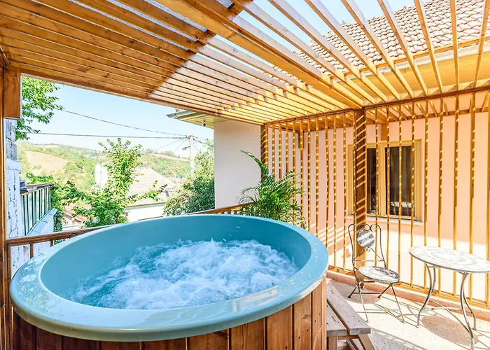 Lagom - Hot Tub Hideout