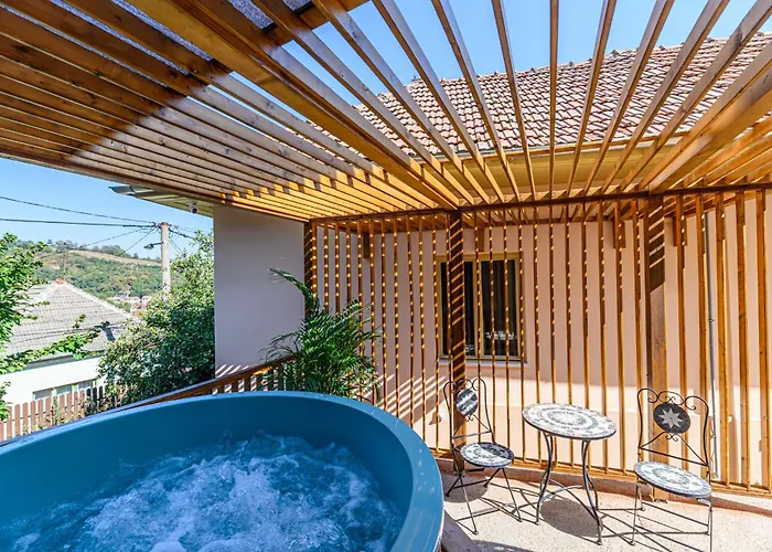 Lagom - Hot Tub Hideout 度假居