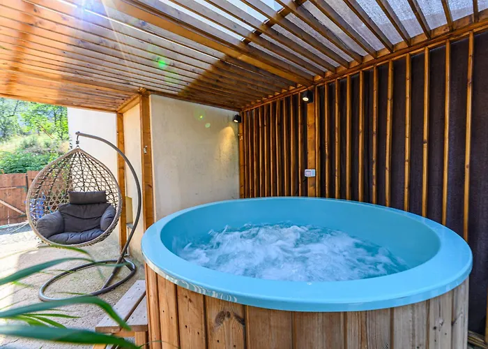 Lagom - Hot Tub Hideout 度假居 *