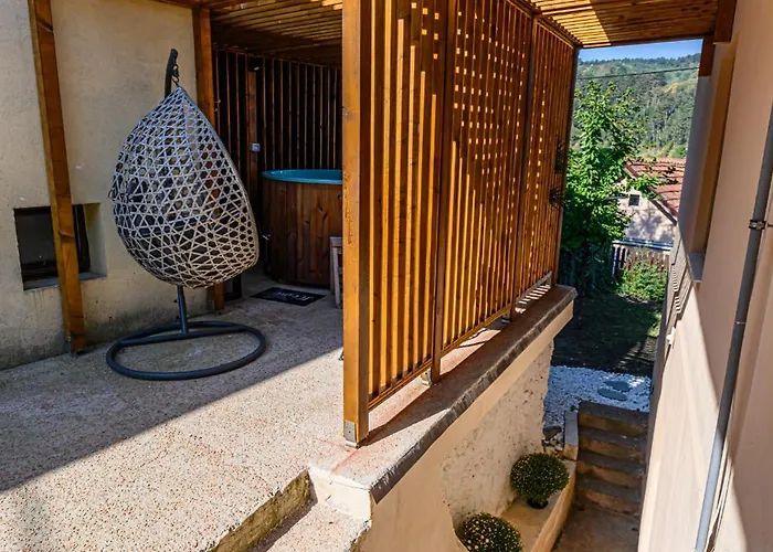 Lagom - Hot Tub Hideout 度假居 *