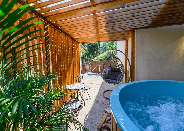 Feriehus Lagom - Hot Tub Hideout Braşov