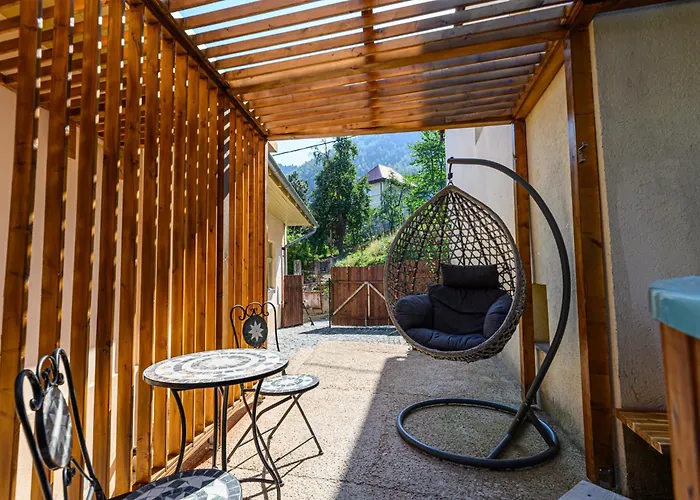 Lagom - Hot Tub Hideout *