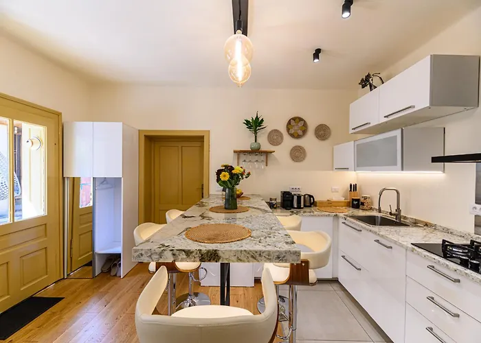 Feriehus Lagom - Hot Tub Hideout Braşov