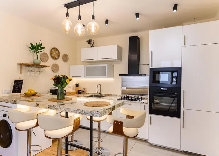 Lagom - Hot Tub Hideout 布拉索夫