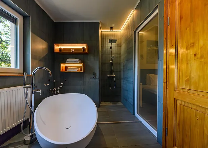 Lagom - Hot Tub Hideout *