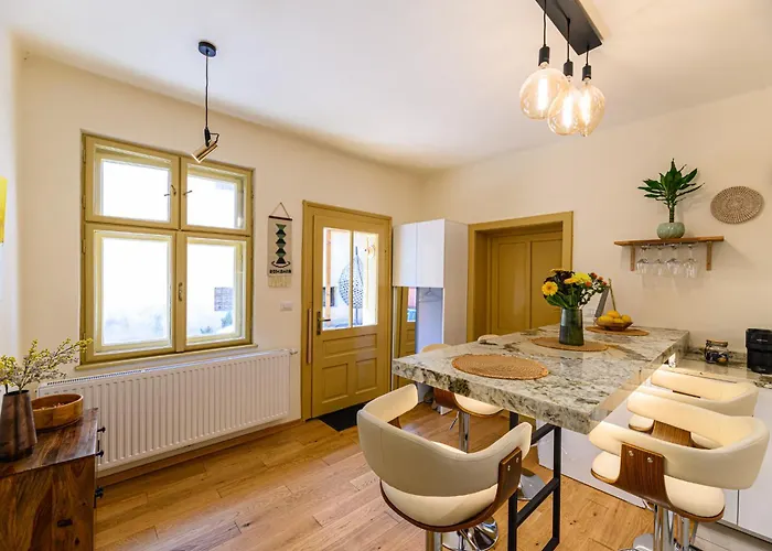 Feriehus Lagom - Hot Tub Hideout Braşov