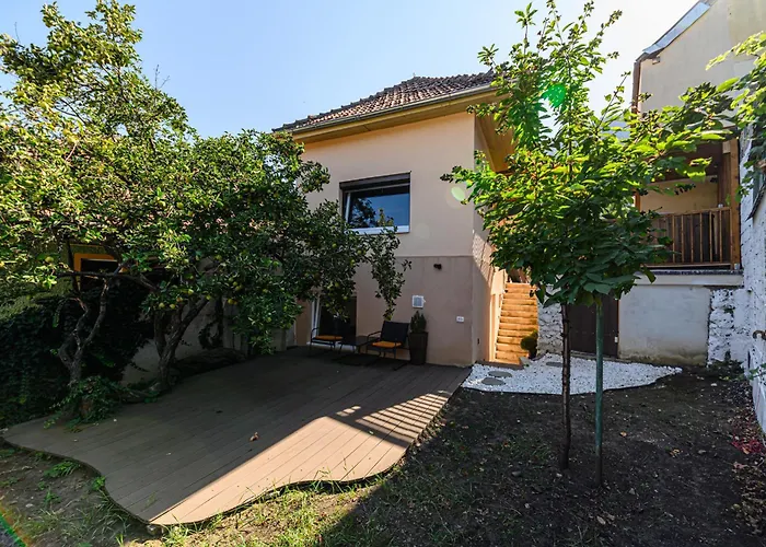 Lagom - Hot Tub Hideout 度假居 *