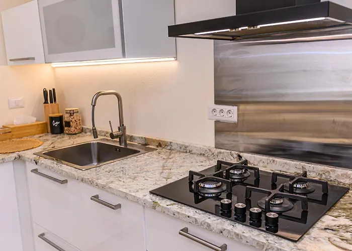 Feriehus Lagom - Hot Tub Hideout Braşov