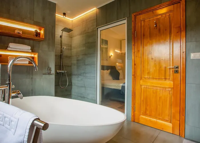 Lagom - Hot Tub Hideout 度假居