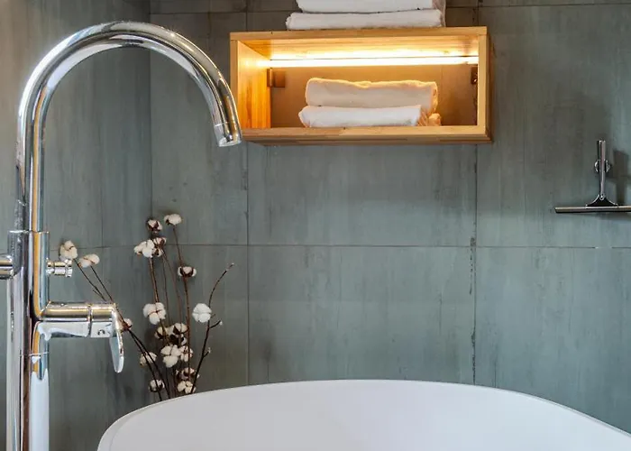 Lagom - Hot Tub Hideout *