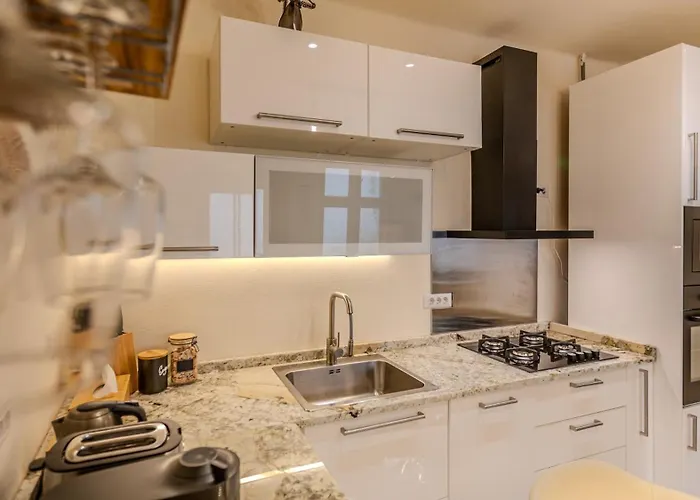 Feriehus Lagom - Hot Tub Hideout Braşov