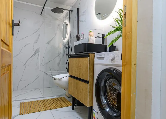 Lagom - Hot Tub Hideout